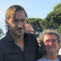 Il centro anziani L’Arcobaleno incontra Francesco Totti